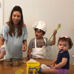 Grávida, Patricia Abravanel vai para cozinha com filhos, Jane e Pedro, nesta quarta-feira, dia 13 de fevereiro de 2019