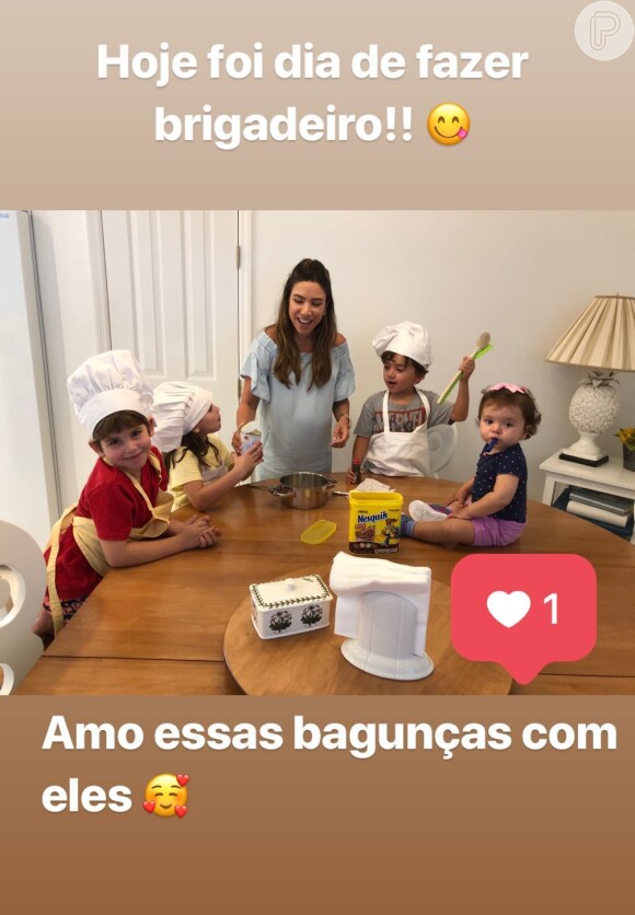 Grávida, Patricia Abravanel vai para cozinha com filhos, Jane e Pedro, nesta quarta-feira, dia 13 de fevereiro de 2019