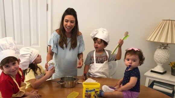 Grávida, Patricia Abravanel vai para cozinha com filhos, Jane e Pedro: 'Bagunça'