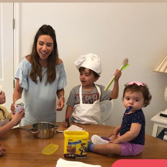 Grávida, Patricia Abravanel vai para cozinha com filhos, Jane e Pedro, nesta quarta-feira, dia 13 de fevereiro de 2019