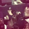 Selena Gomez apoia a cabeça no ombro de Justin Bieber durante o culto