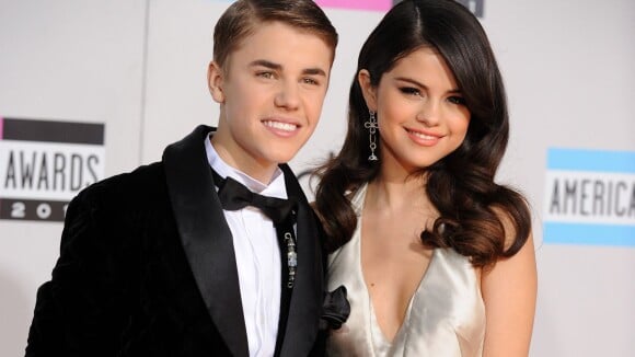 Justin Bieber e Selena Gomez são flagrados em culto religioso em Los Angeles