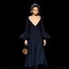 Destaques da Semana de Moda de Nova York: Gigi Hadid com vestido e botas pretas, além de bolsa em animal print no desfile de Marc Jacobs