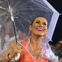 Lívia Andrade combina body cavado com capa de chuva em ensaio de carnaval. Fotos