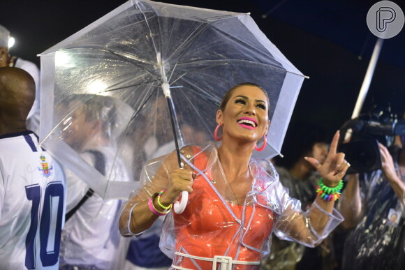 Lívia Andrade combinou body cavado com capa de chuva e guarda-chuva no ensaio técnico da Império de Casa Verde, na noite desta sexta-feira, 15 de fevereiro de 2019