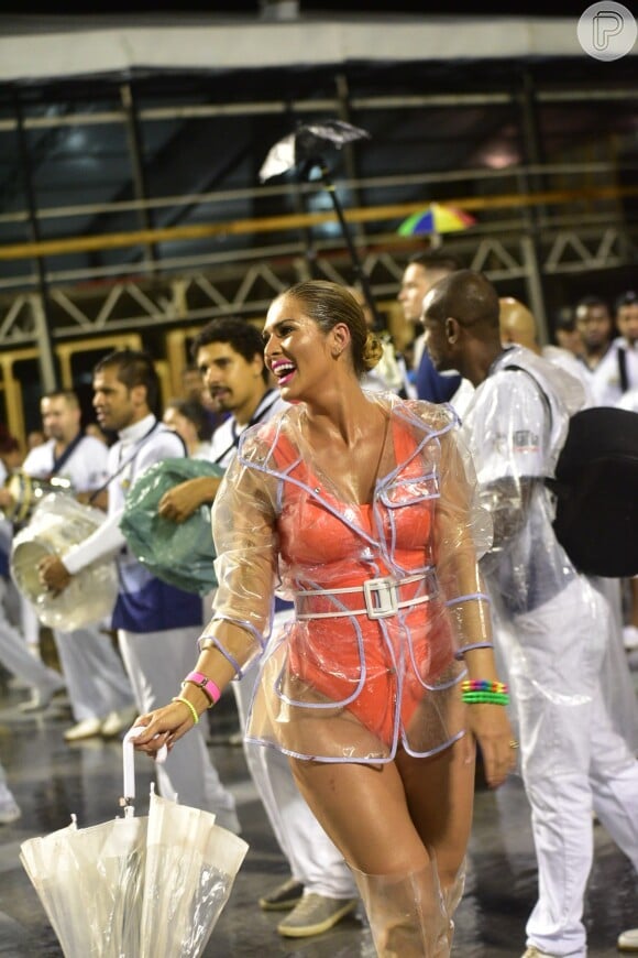 Lívia Andrade usou capa de chuva recortada e guarda-chuva para o ensaio da Império de Casa Verde no Anhembi, em São Paulo