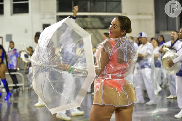 Lívia Andrade driblou a chuva e mostrou boa forma durante o ensaio técnico da Império de Casa Verde, na noite desta sexta-feira, 15 de fevereiro de 2019