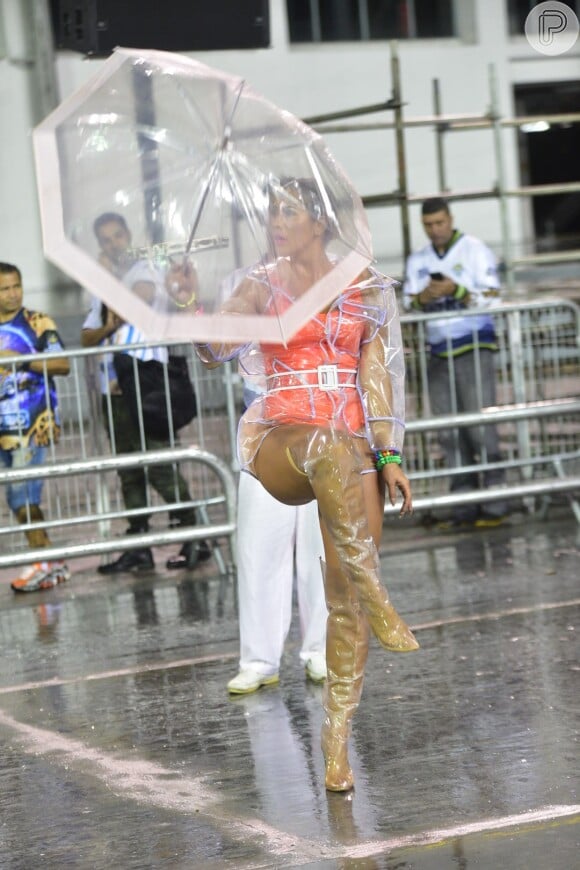 Lívia Andrade se divertiu com guarda-chuva no ensaio técnico da Império de Casa Verde para o carnaval 2019