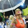 Lívia Andrade se divertiu ao driblar a chuva durante o ensaio técnico de carnaval da Império de Casa Verde, na noite desta sexta-feira, 15 de fevereiro de 2019