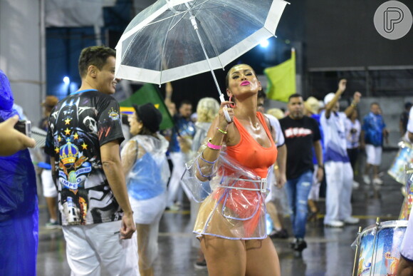 Lívia Andrade se divertiu ao driblar a chuva durante o ensaio técnico de carnaval da Império de Casa Verde, na noite desta sexta-feira, 15 de fevereiro de 2019