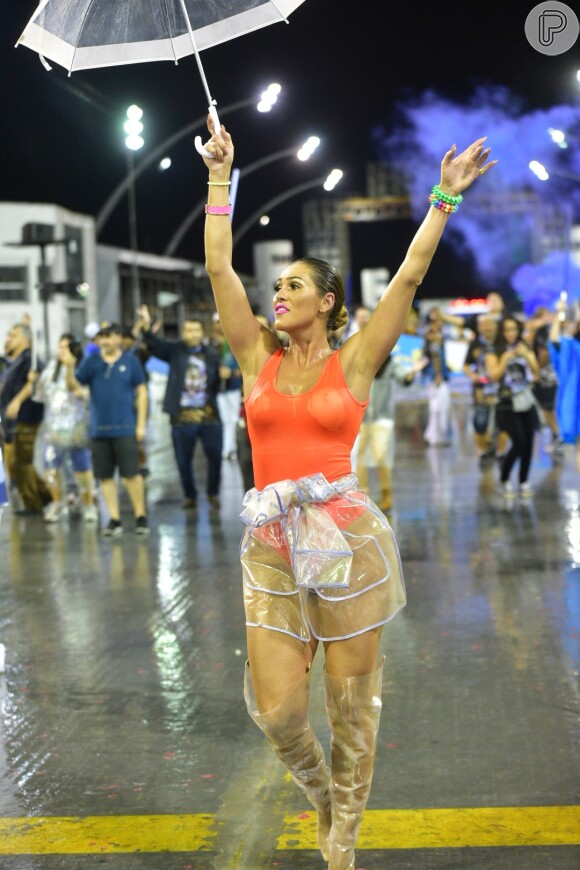Lívia Andrade fez uma homenagem ao filme 'Cantando na Chuva' no ensaio técnico da Império de Casa Verde para o carnaval: 'Musa de verdade não foge da chuva'