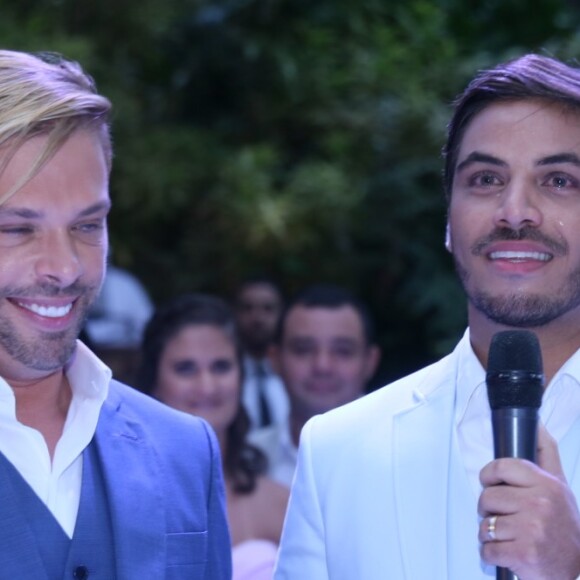 Bruno Chateaubriand e Diogo Bocca recenem amigos famosos em festa de casamento