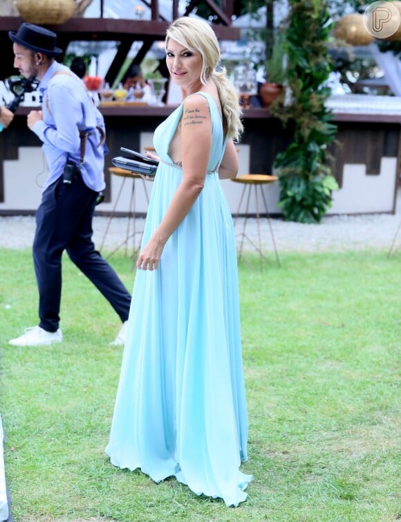 Antonia Fontenelle usa vestido elegante em casamento de Bruno Chateaubriand e Diogo Bocca