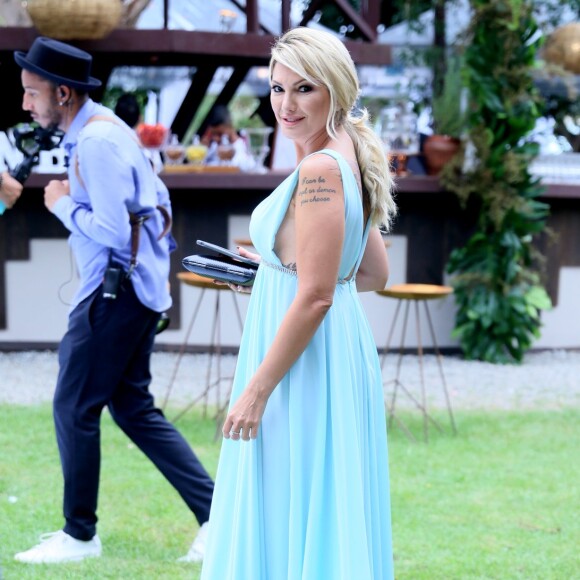 Antonia Fontenelle usa vestido elegante em casamento de Bruno Chateaubriand e Diogo Bocca