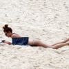 Cintia Dicker curtiu a quinta-feira, 25 de setembro de 2014, na praia do Leblon, na Zona Sul do Rio. De biquíni, a modelo, que atuou na novela 'Meu Pedacinho de Chão', mostrou seu corpo sequinho