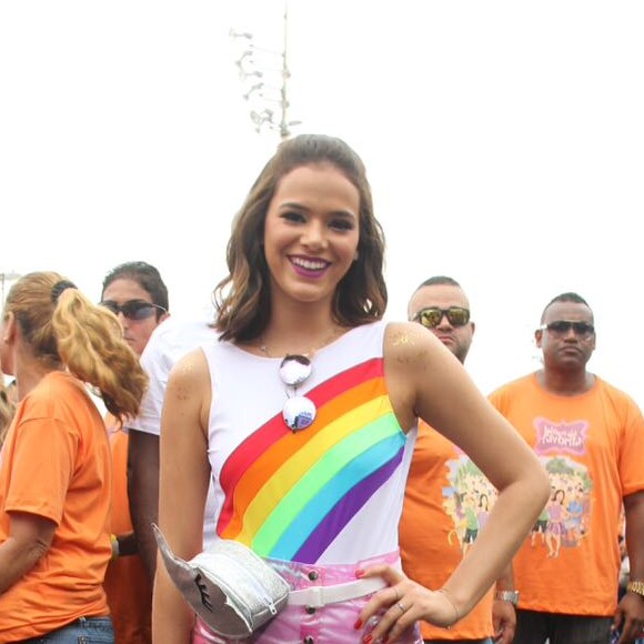 Bruna Marquezine deu dicas para os seguidores da conta de Instagram da grife Miu Miu neste domingo, 16 de fevereiro de 2019: 'Muita água para manter-se hidratado e descansar um pouco para reunir energia suficiente para longos dias de diversão!'
