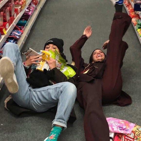 Bruna Marquezine se divertiu com Sasha em supermercado dos EUA