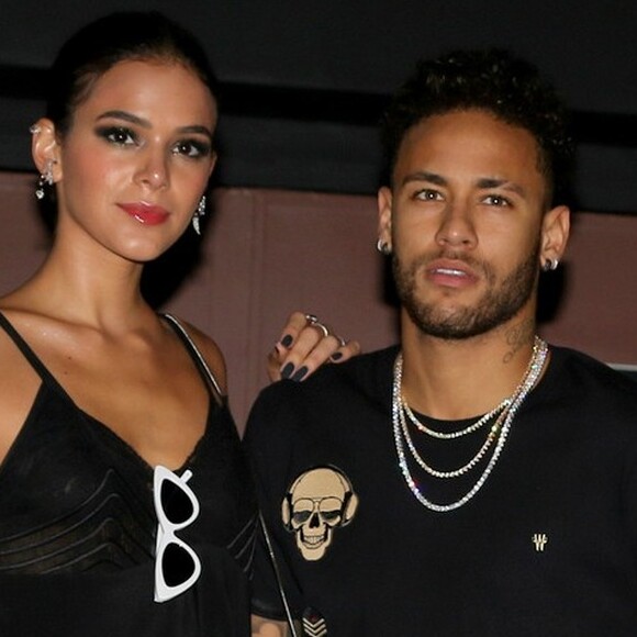 Bruna Marquezine está oficialmente solteira desde outubro de 2018 quando terminou seu namoro com Neymar
