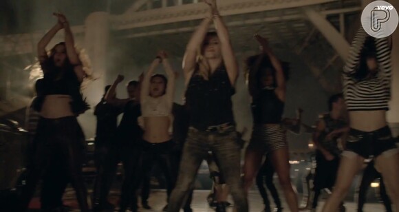 Hilary Duff aparece animada no clipe de 'All About You'