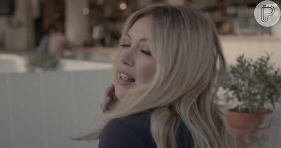 Sensual, Hilary Duff faz caras e bocas para o videoclipe de 'All About You'