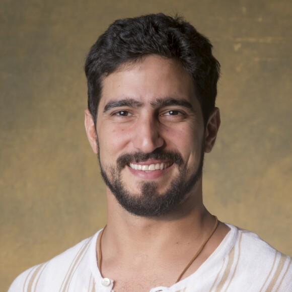 Jamil (Renato Góes) fugirá para o Brasil e viverá um romance proibido com Laila (Julia Dalavia) na próxima novela das seis "Órfãos da Terra".