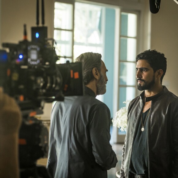 Jamil (Renato Góes) será o braço direito do sheik Aziz Abdallah (Herson Capri) em "Órfãos da Terra".