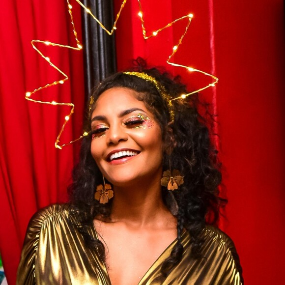 A atriz Barbara Reis apostou na fantasia minimalista de body metalizado e acessório de cabeça dourado: 'A proposta é ser um sol'