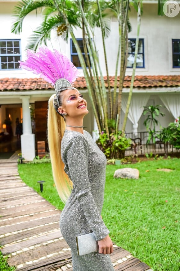 Para um look de Carnaval chique, inspire-se na fantasia de Barbara Reis com vestido prateado e acessório de cabeça colorido