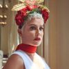 Rainha do baile de Carnaval 2019 do Copacabana Palace, Deborah Secco usou coroa metalizada com flores vermelhas