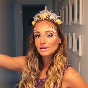 Para assistir aos desfiles de Carnaval, Bruna Griphao apostou em uma fantasia de sereia com tiara de conchas e maquiagem com glitter