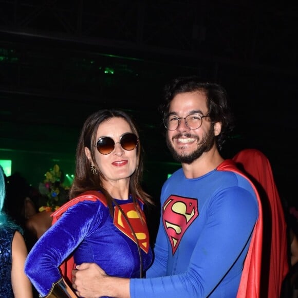 Fátima Bernardes e Tulio Gadelha curtiram baile de carnaval em Olinda fantasiados de Super-homem e Mulher Maravilha