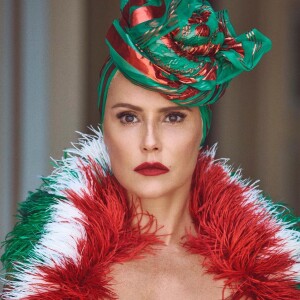 Como rainha do baile de Carnaval 2019 do Copacabana Palace, no Rio de Janeiro, Deborah Secco aposta em maxichapéu como fantasia