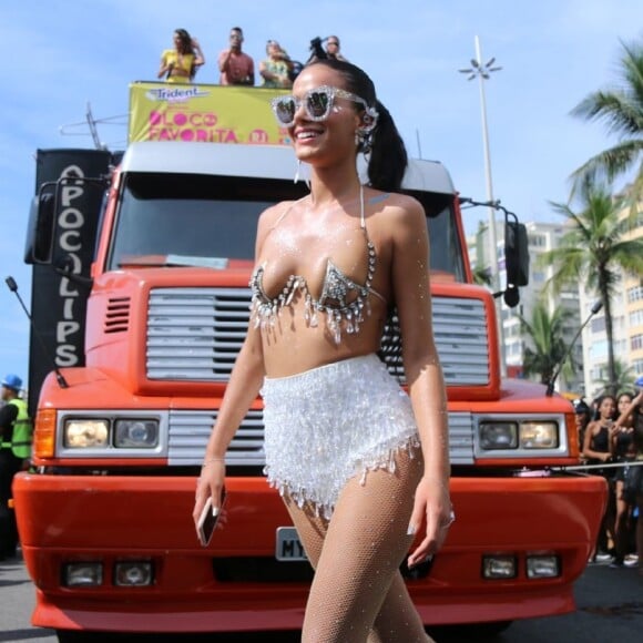 Bruna Marquezine criou uma fantasia estilosa e metalizada para o Bloco da Favorita em 2018