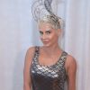 Ao receber a faixa de Rainha de Camarote Allegria, em coquetel no realizado no hotel Fasano, no Rio de Janeiro, Deborah Secco usou fantasia de sereia