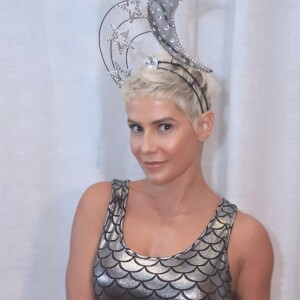 Ao receber a faixa de Rainha de Camarote Allegria, em coquetel no realizado no hotel Fasano, no Rio de Janeiro, Deborah Secco usou fantasia de sereia