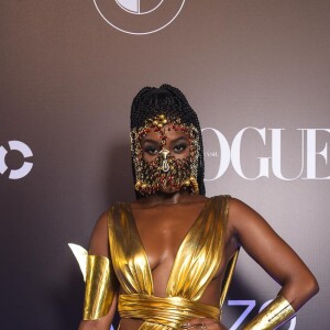 Iza escolheu look metalizado e a clássica máscara para o Baile da Vogue 2018