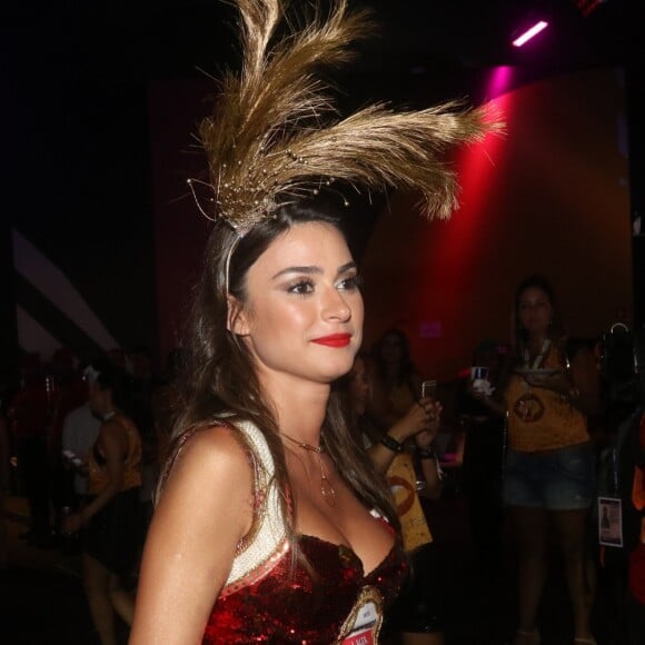 Thaila Ayala escolheu fantasia de paetês e acessório de penas para o Carnaval