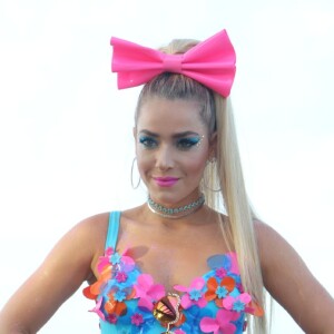 Monique Alfradique apostou em look usado por Anitta no clipe 'Essa Mina é Louca'