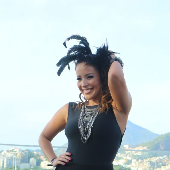 Renata Dominguez usou fantasia all black com meia arrastão no Carnaval de 2018