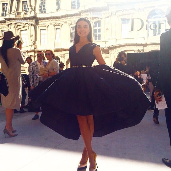 Isis Valverde surge deslumbrante com o vestido Dior na Semana de Moda de Paris