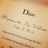Isis Valverde mostra o convite para o desfile da Dior