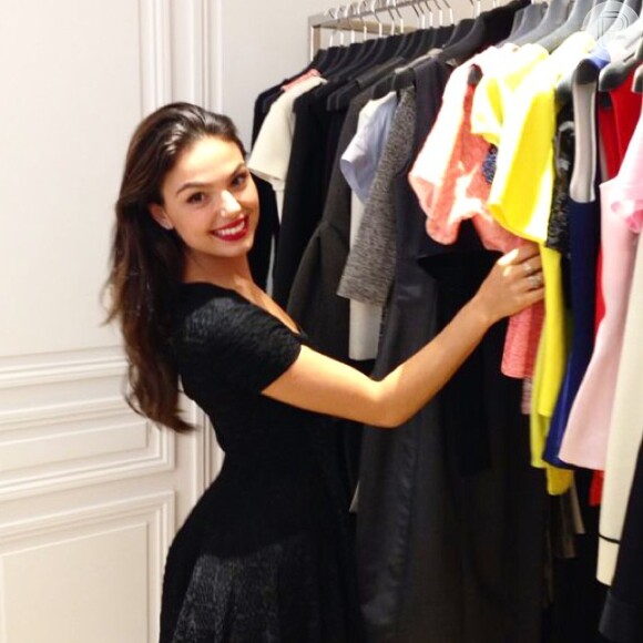 Isis Valverde escolhe vestido no ateliê da grife Dior