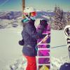 Luiza Valdetaro posa antes de praticar snowboard em Aspen