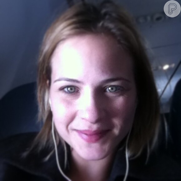Luiza Valdetaro posa no avião antes de viajar para Nova York