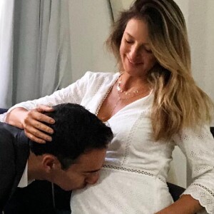 Ticiane Pinheiro celebrou os cinco anos com Cesar Tralli e sua segunda gravidez: 'Agora, para brindar esse amor e a nossa história, esta chegando um pedacinho de nós, um pedacinho desse amor no mundo... Vem aí a Manuella'