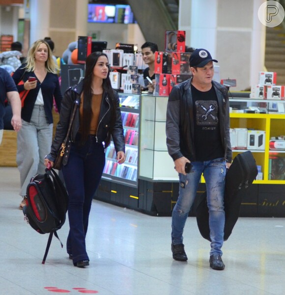 Ximbinha e Karen Kethlen embarcaram no aeroporto do Rio de Janeiro nesta quinta-feira, 21 de fevereiro de 2019