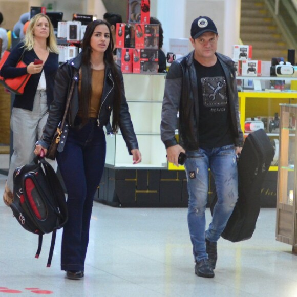 Ximbinha foi fotografado com a namorada, Karen Kethlen, em aeroporto do Rio de Janeiro nesta quinta-feira, 21 de fevereiro de 2019