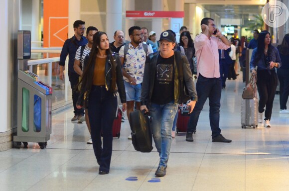 Ximbinha foi clicado com a namorada, Karen Kethlen, em aeroporto do Rio de Janeiro