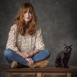 Luz (Marina Ruy Barbosa) começa a desconfiar que Murilo (Eduardo Moscovis) é o gato León em "O Sétimo Guardião".