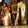 Bruno Gissoni é flagrado em dia de compras com a namorada, Yanna Lavigne, em shopping no Rio de Janeiro